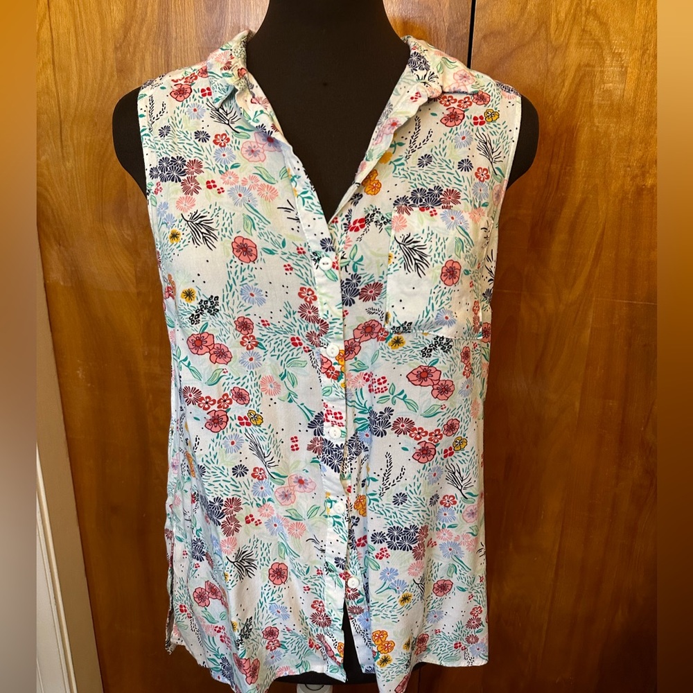 Sleeveless floral button up high low